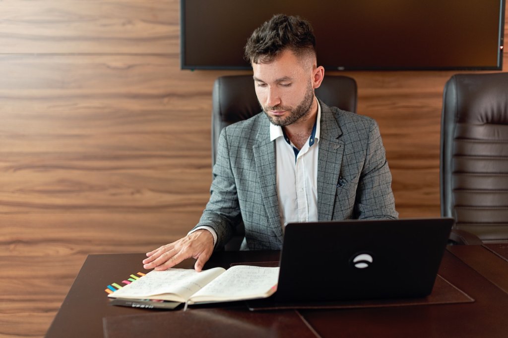 Family lawyer filling out California's FL-150 